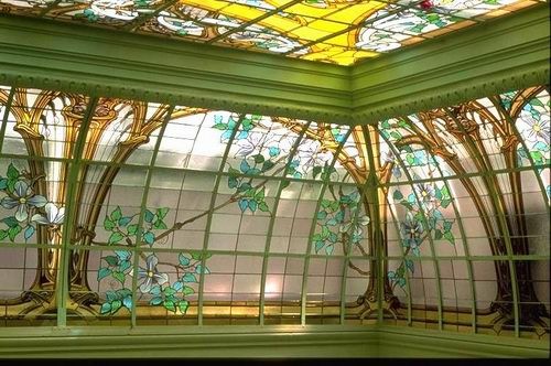 Verrière au décor végétal, dans les tons de vert