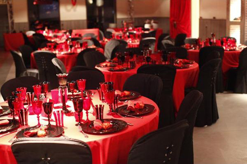 Salle de mariage rouge et noire